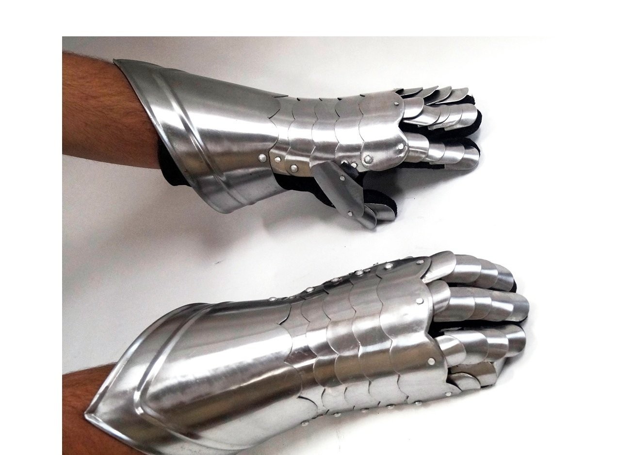 Medeival Handtooled Handcrafted Gauntlet Armor Steel Hand Protective Halloween Medeival Handtooled Handcrafted Gauntlet Armor Steel Hand Protective Halloween