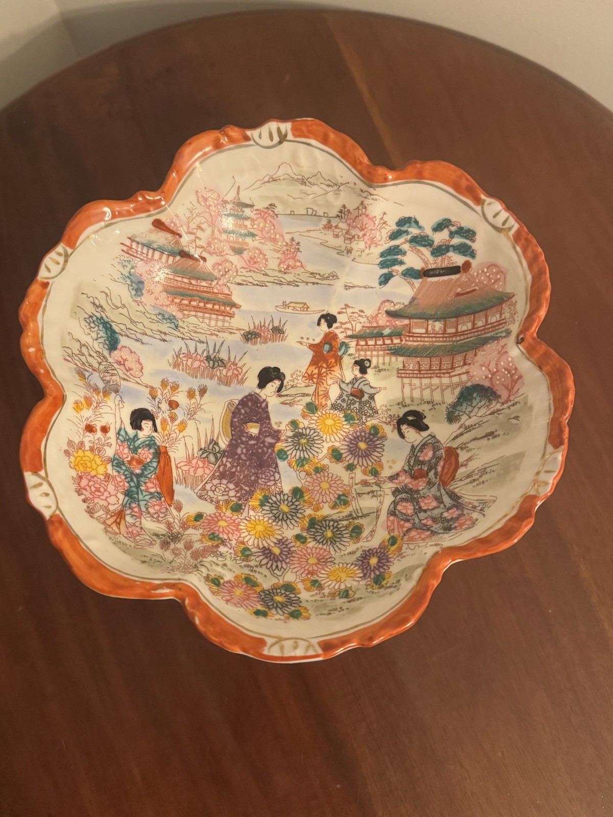 vintage Japanese "Geisha Girl" scalloped bowl, 1910-30's Era vintage Japanese "Geisha Girl" scalloped bowl, 1910-30's Era