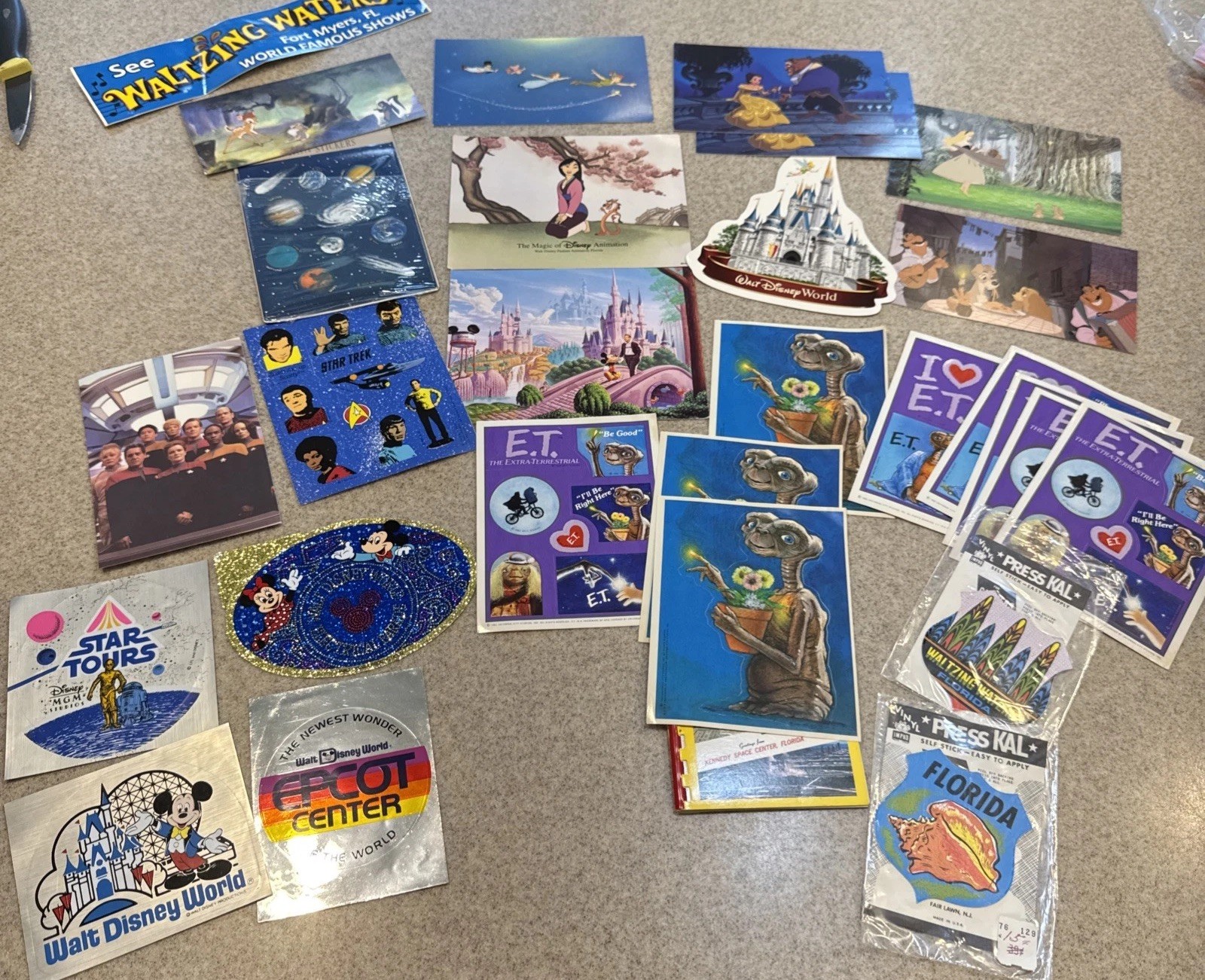 Vintage Epcot Center DISNEY STAR WARS ET STAR TREK POSTCARDS & Stickers 1980’s Vintage Epcot Center DISNEY STAR WARS ET STAR TREK POSTCARDS & Stickers 1980’s