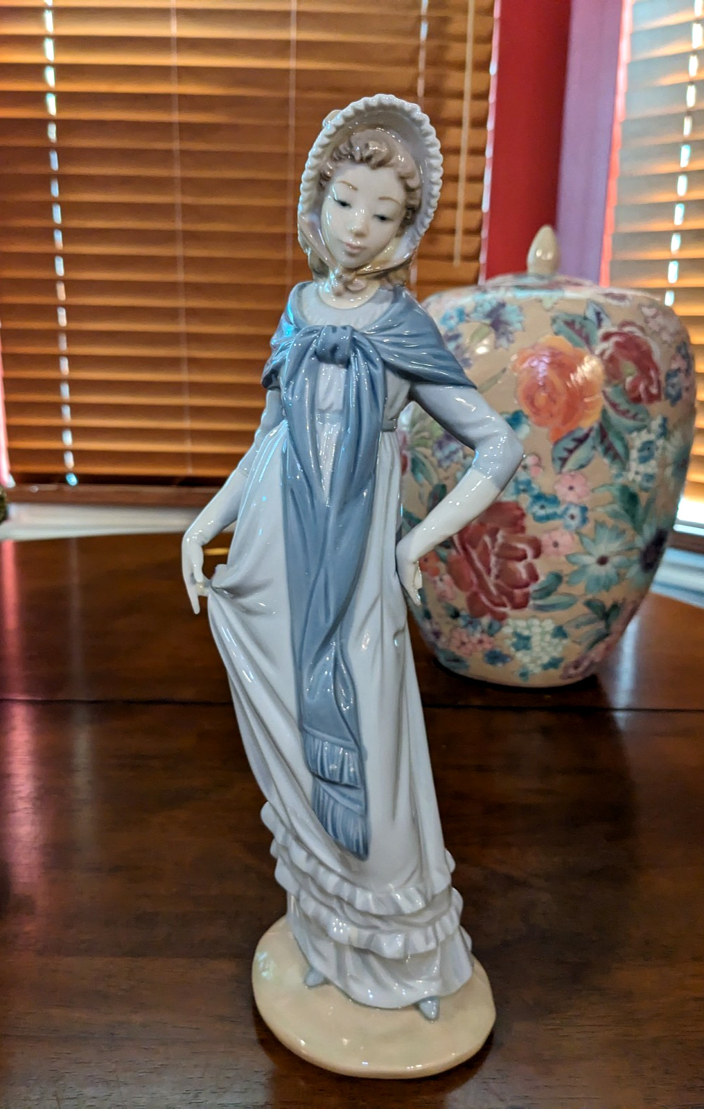 12 " NAO by Lladro #290 Lady with Shawl & Hat porcelain Figurine EUC no box