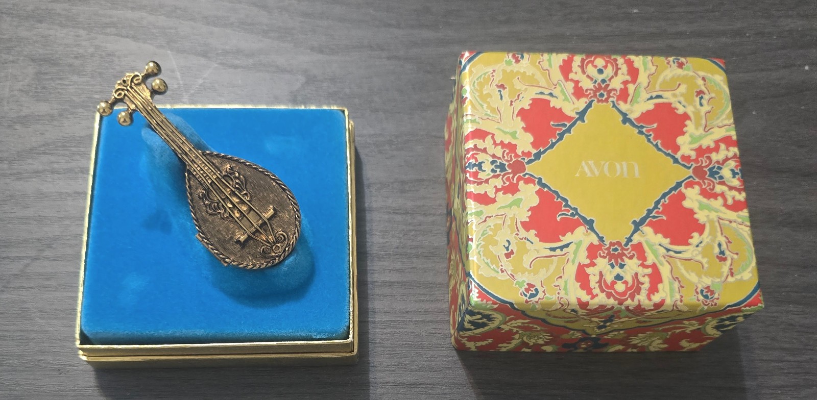 Avon Mandolin for Perfume Glacé 1971 Vintage w/ Original Box (Latch Broken) Avon Mandolin for Perfume Glacé 1971 Vintage w/ Original Box (Latch Broken)