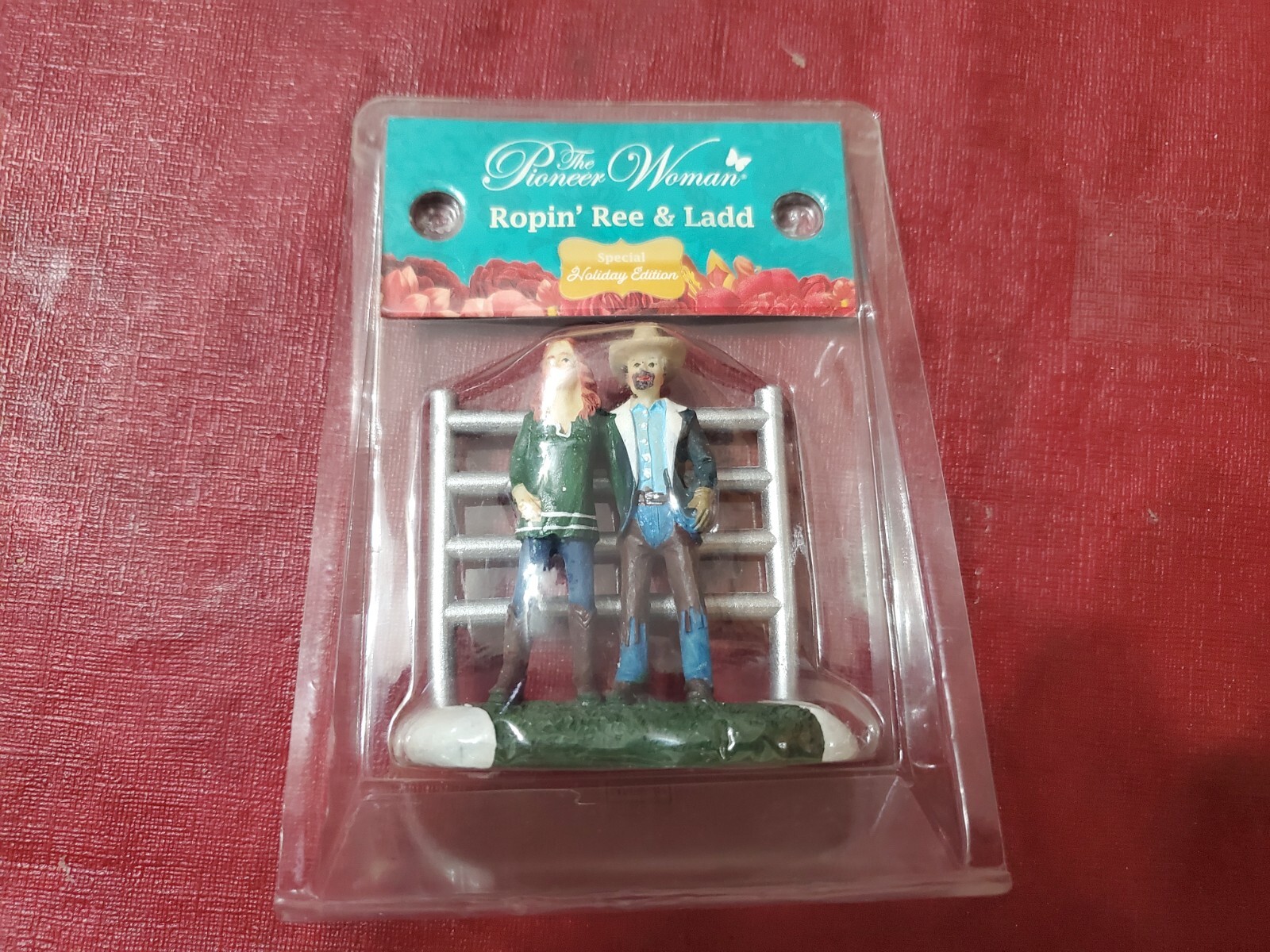 The Pioneer Woman Ropin' Ree & Ladd Holiday Edition 2019 Miniature Figure 3" Tal