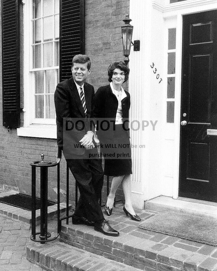 SENATOR JOHN F. KENNEDY & JACQUELINE OUTSIDE GEORGETOWN HOME 8X10 PHOTO (OP-878)