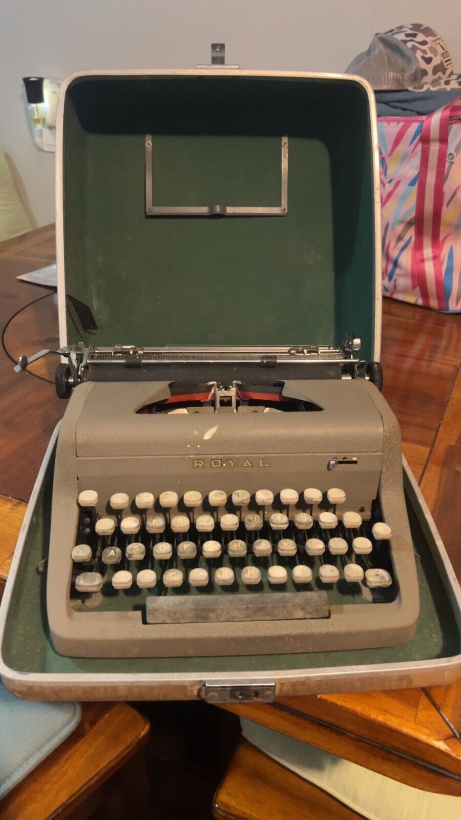 Vintage Royal Heritage Portable Manual Typewriter & Case. Can Be Fixed or Displa