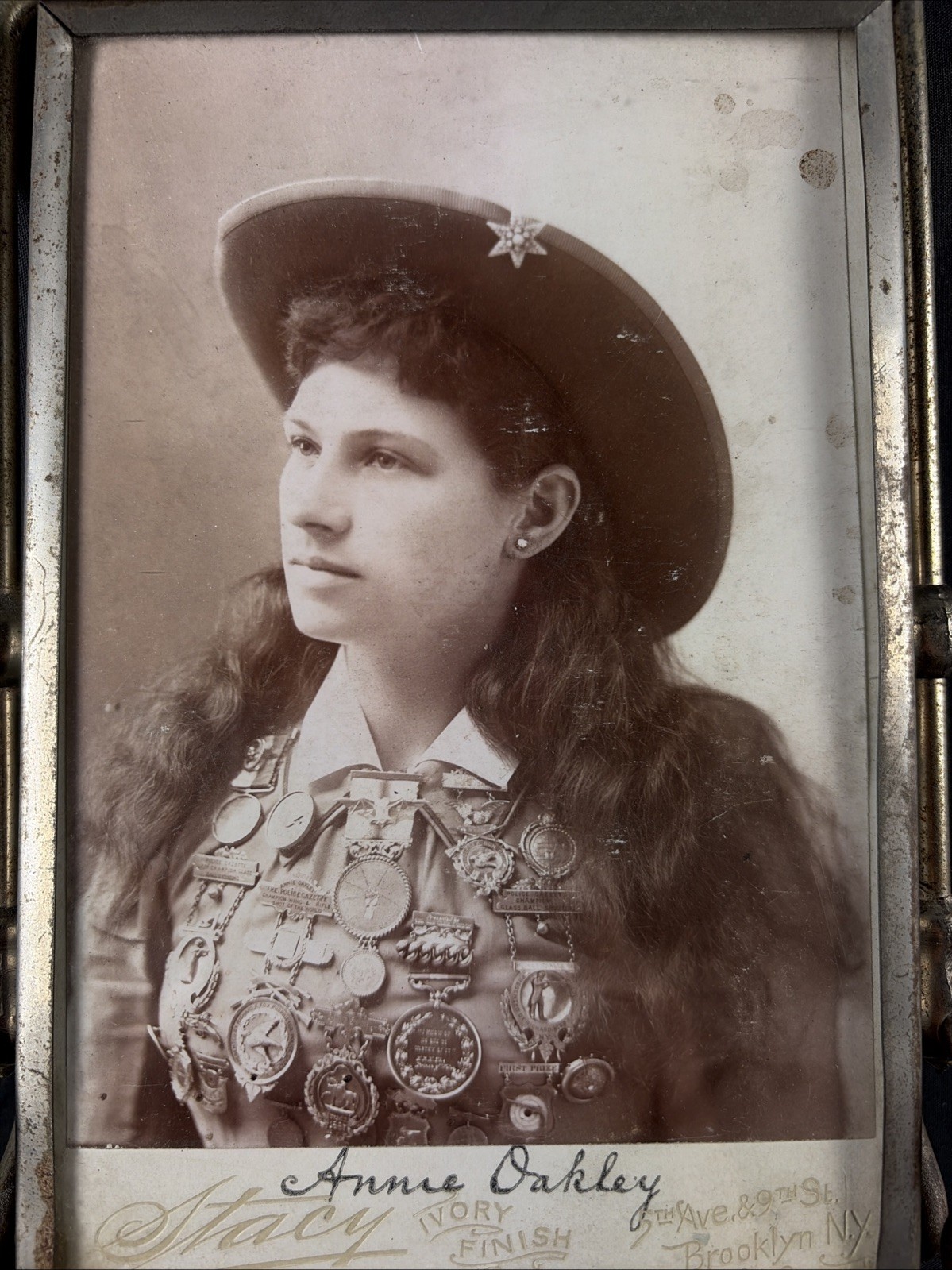 ANNIE OAKLEY SIGNED CABINET CARD WILD WEST SOUVENIR PHOTO by Stacy Brooklyn NY ANNIE OAKLEY SIGNED CABINET CARD WILD WEST SOUVENIR PHOTO by Stacy Brooklyn NY