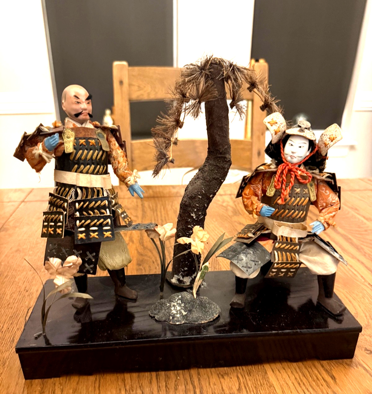 ANTIQUE JAPANESE SAMURAI DOLLS WITH STAND. ANTIQUE JAPANESE SAMURAI DOLLS WITH STAND.