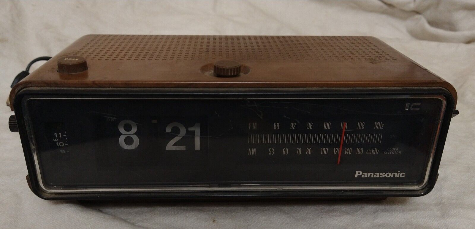 Panasonic RC-6253 FM/AM Flip Clock Radio VINTAGE, STRICTLY as is.