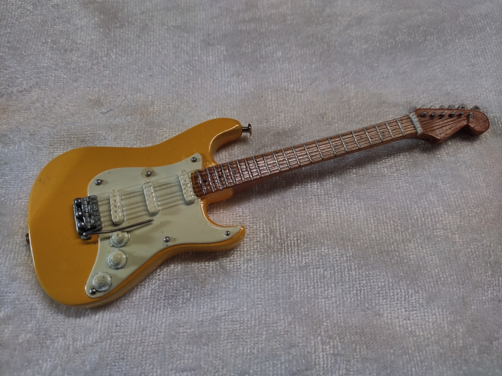 JAKE E LEE 1:6 MINIATURE 15cm REPLICA 6" DOLL FIGURE GRAFTED STRAT GUITAR OZZY JAKE E LEE 1:6 MINIATURE 15cm REPLICA 6" DOLL FIGURE GRAFTED STRAT GUITAR OZZY