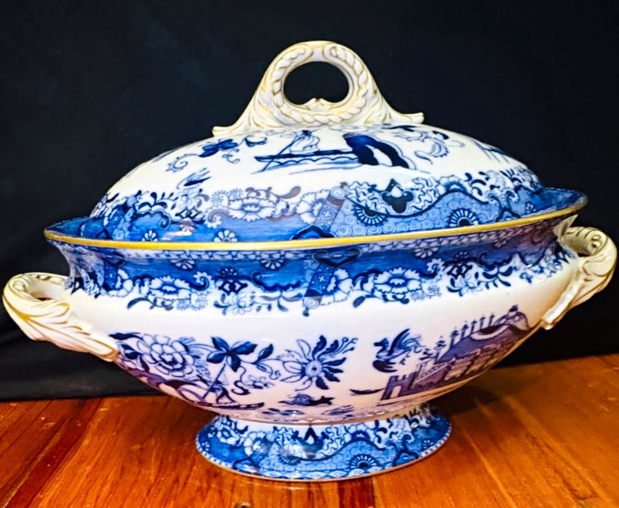 Antique 1901 Royal Worcester Grainger & Co. "Blue Willow" Large Soup taurine. Antique 1901 Royal Worcester Grainger & Co. "Blue Willow" Large Soup taurine.