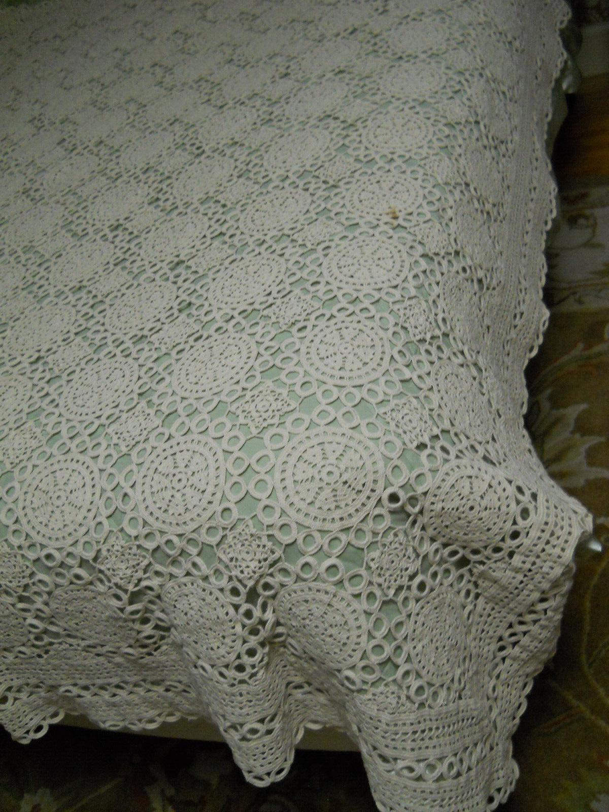 BEAUTIFUL VINTAGE HAND CROCHETED LACE BEDSPREAD 94\