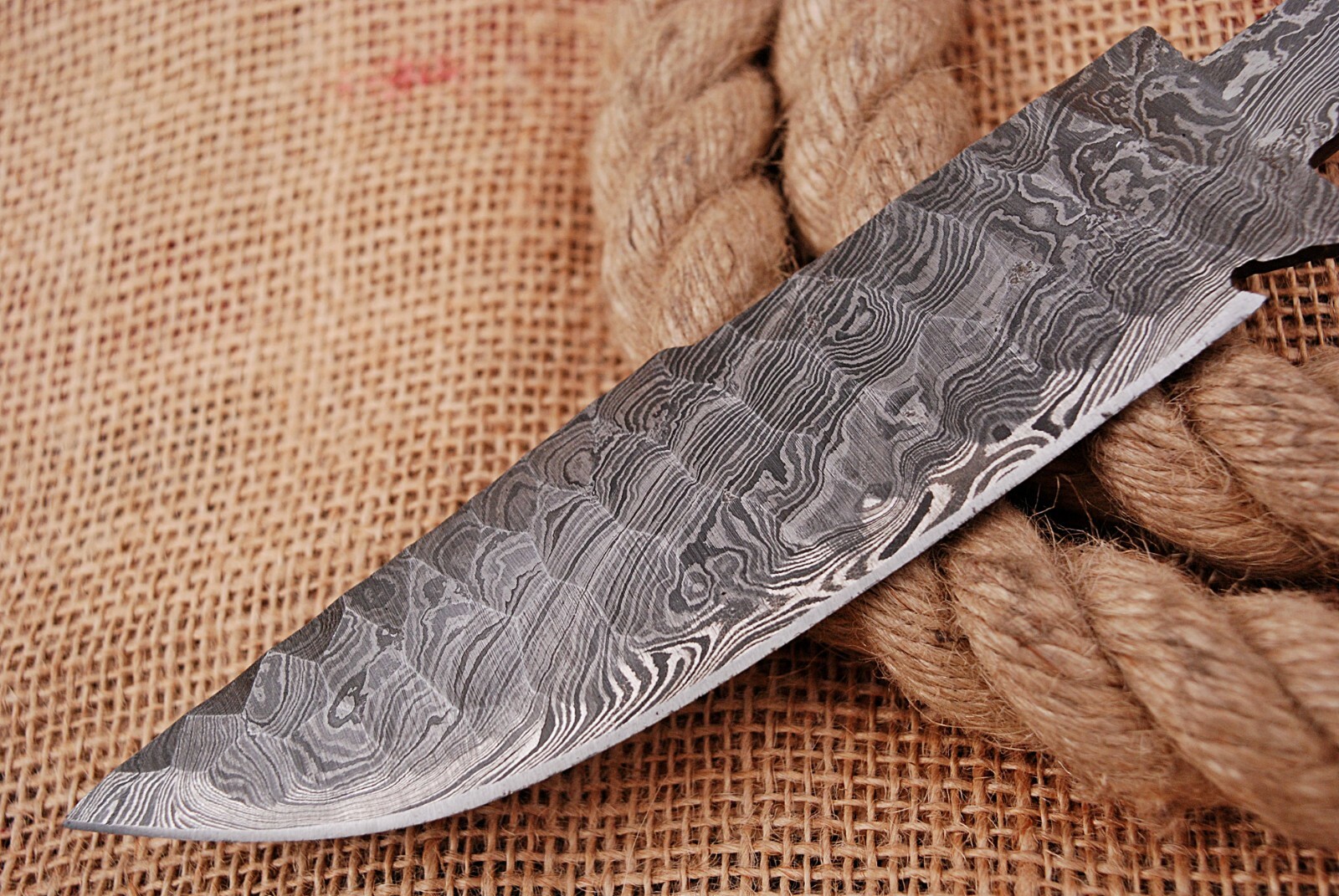 CUSTOM HAND FORGED DAMASCUS STEEL HUNTING BLANK BLADE KNIFE FULL TANG AH-1488 CUSTOM HAND FORGED DAMASCUS STEEL HUNTING BLANK BLADE KNIFE FULL TANG AH-1488