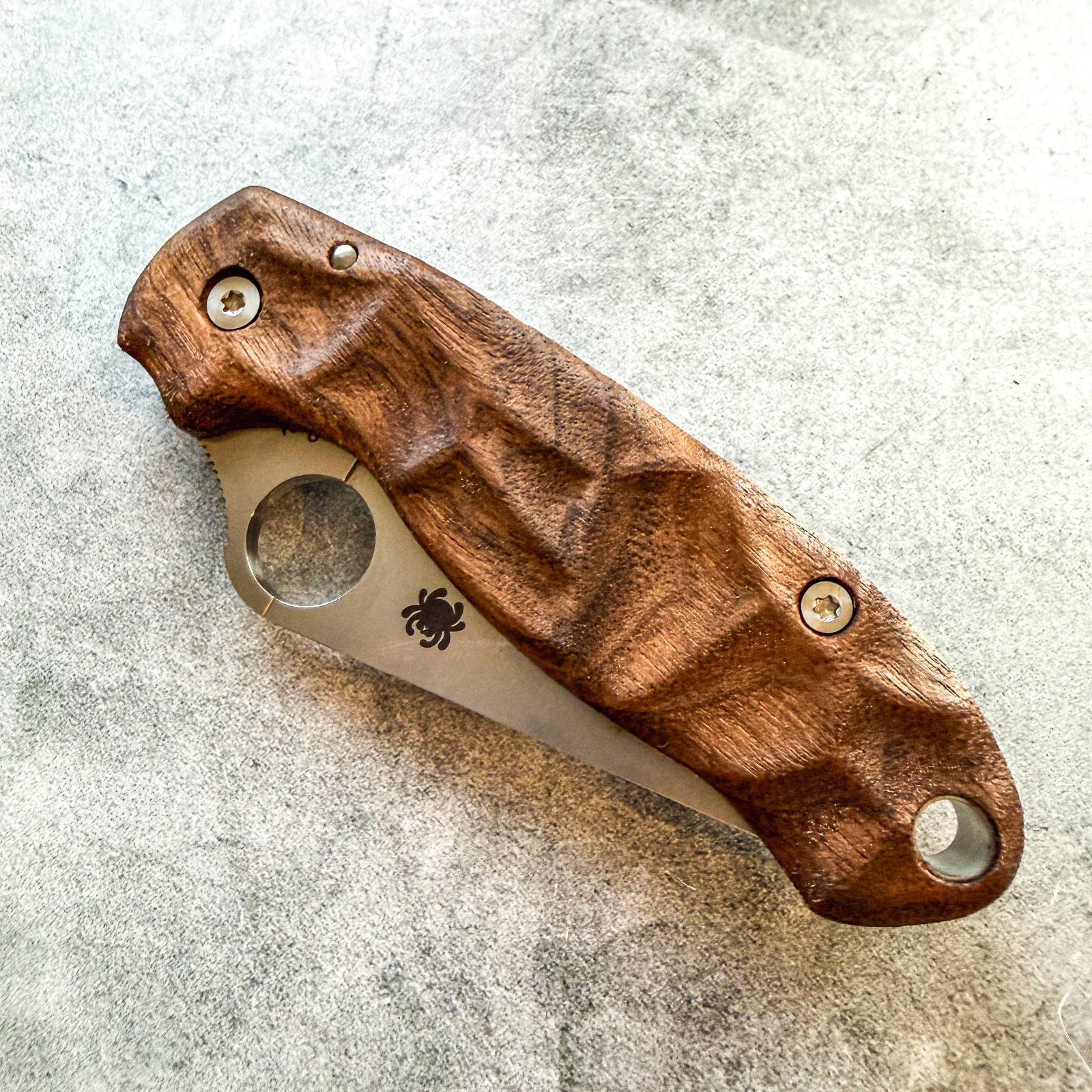 Royalcurl walnut scales for Spyderco Paramilitary 3