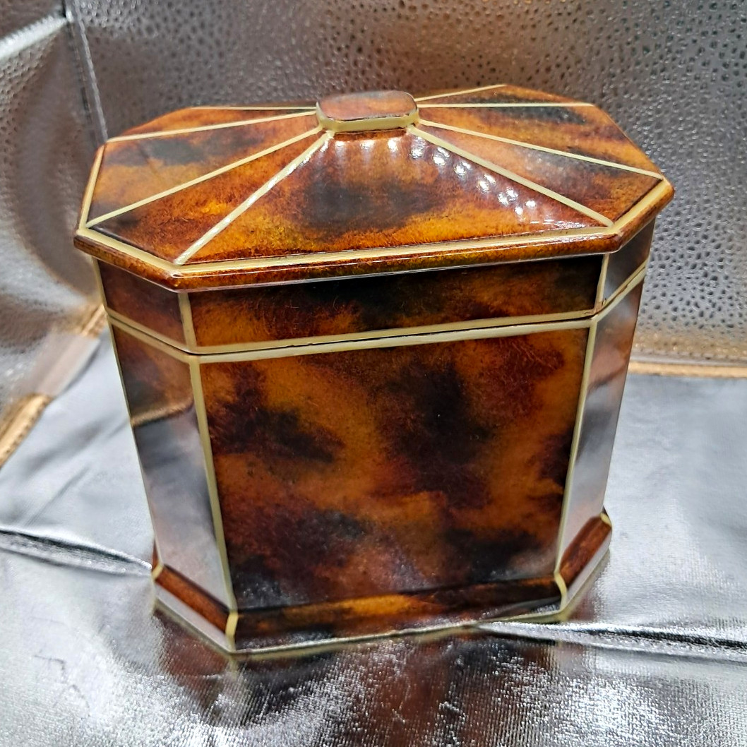 Chinese Tortise shell tea caddy from late 19th century. Rare