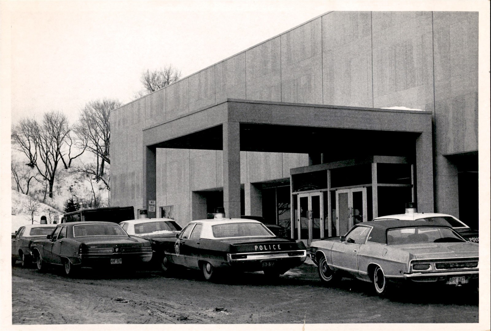 LG113 1971 Original Photo ST PAUL POLICE CARS BLOCK HOSPITAL DOOR AFTER SHOOTING LG113 1971 Original Photo ST PAUL POLICE CARS BLOCK HOSPITAL DOOR AFTER SHOOTING