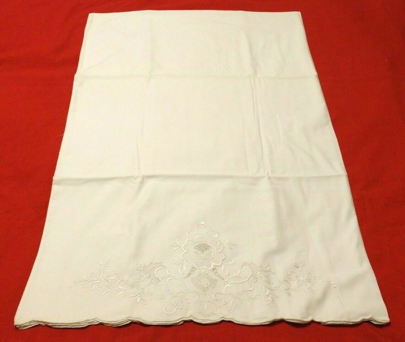 VTG Cotton Pillowcases Hand Embroidered Cream / Cream Cutwork Scalloped One Pair