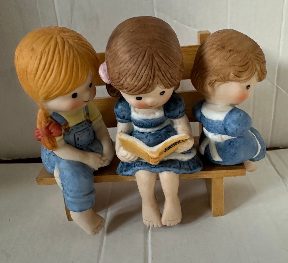 Enesco Country Cousins Sitting on Wood Bench Reading a Book EUC Enesco Country Cousins Sitting on Wood Bench Reading a Book EUC
