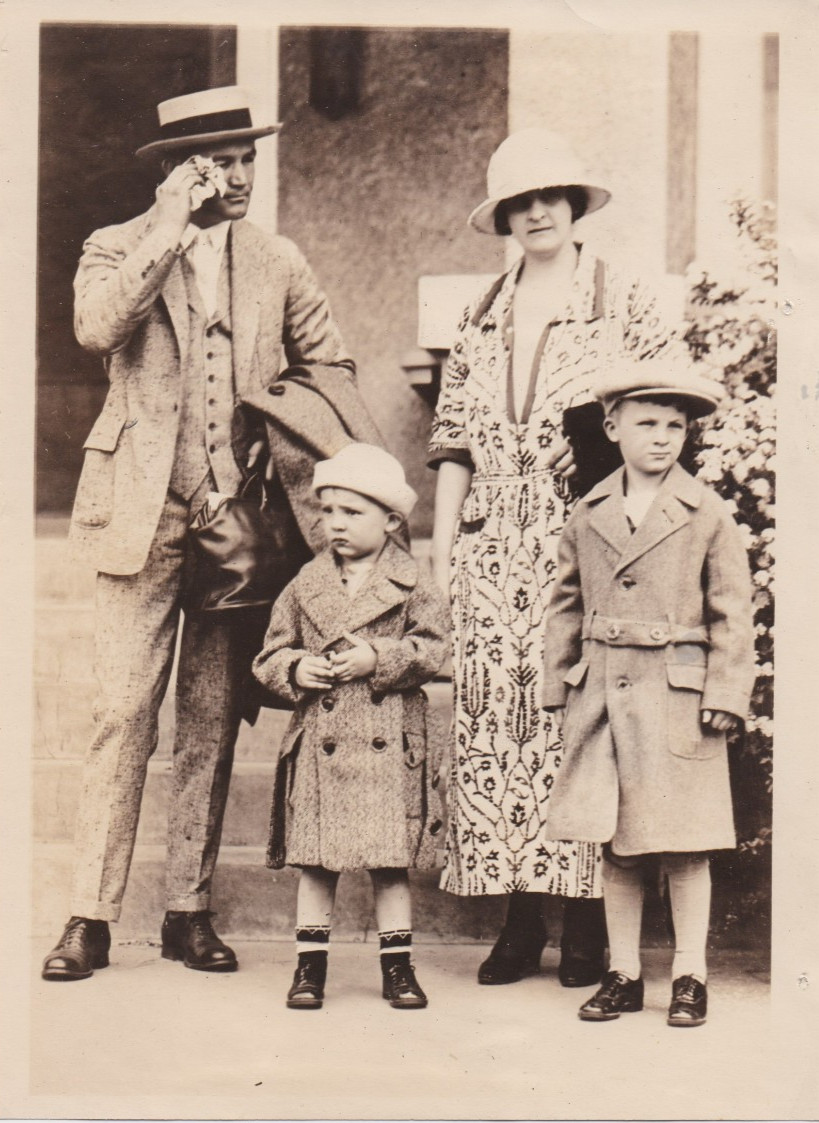 1923 Press Photo Minnesota Heavyweight Boxer Tommy Gibbons with his Family 1923 Press Photo Minnesota Heavyweight Boxer Tommy Gibbons with his Family