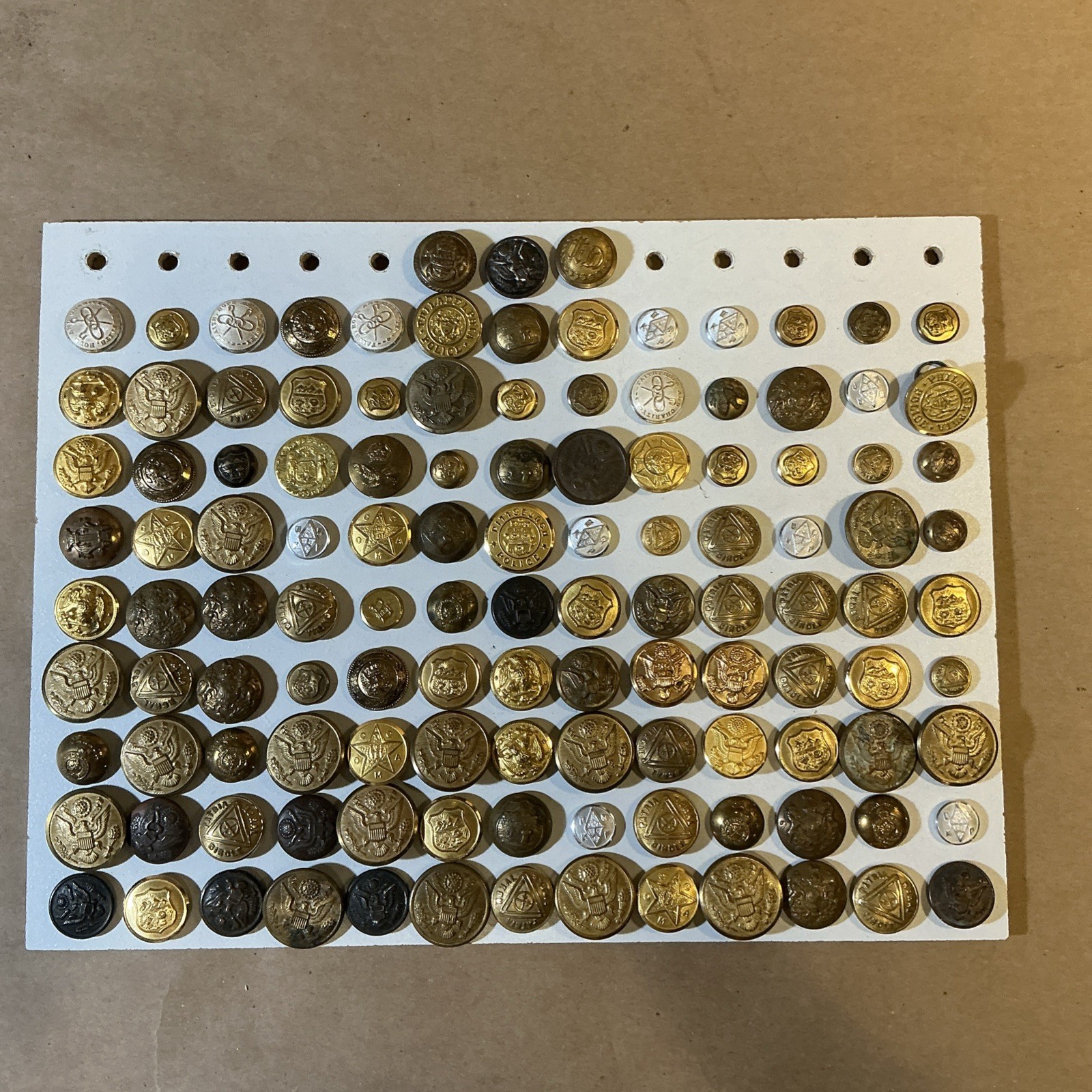 Group Of 100+ Vintage U. S. Military Golden Pins And Uniform Buttons INV-JDH38 Group Of 100+ Vintage U. S. Military Golden Pins And Uniform Buttons INV-JDH38