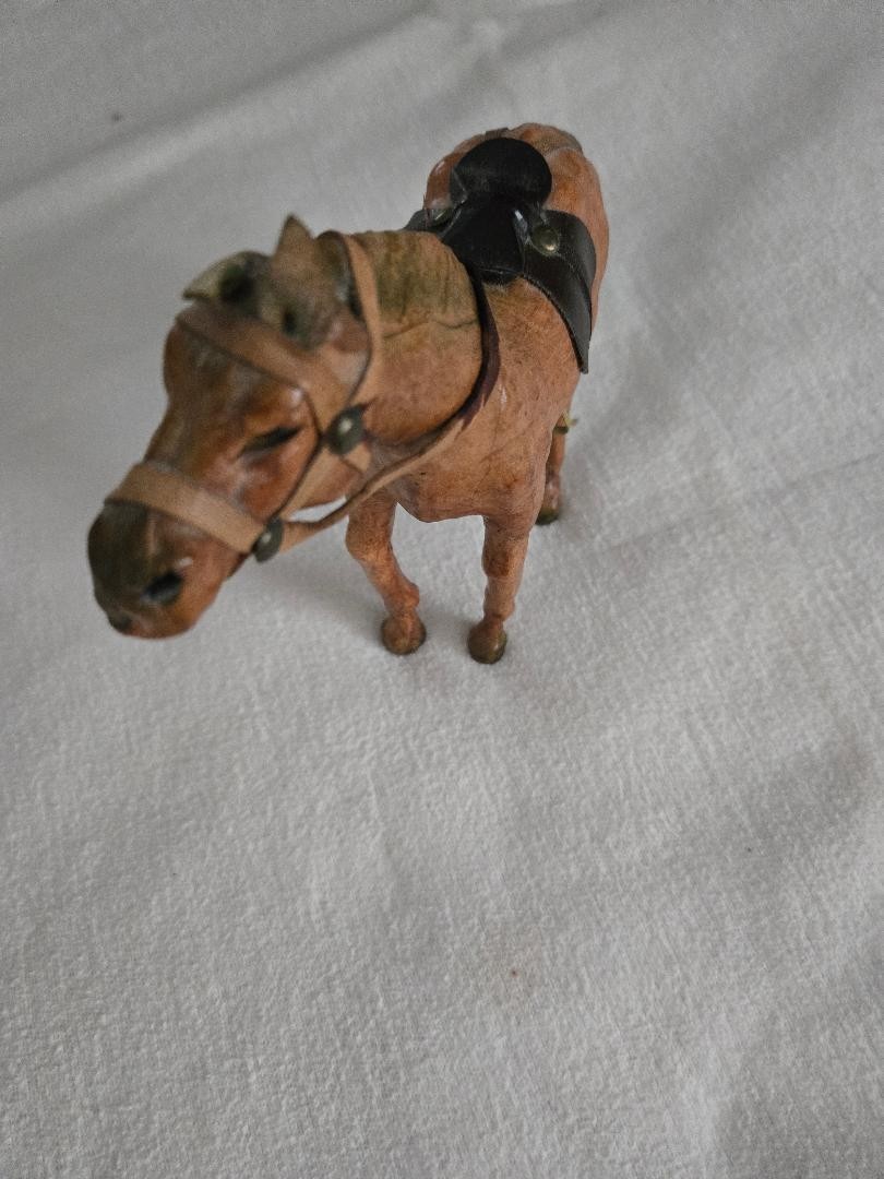 Brown Carved Vintage Wooden Horse figurine. 10x6x3 in. Very good condition. Brown Carved Vintage Wooden Horse figurine. 10x6x3 in. Very good condition.