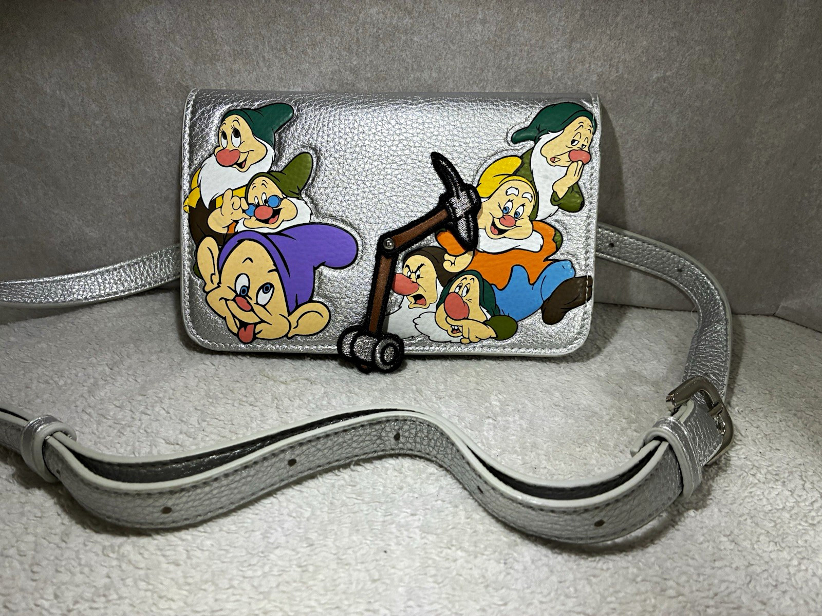Danielle Nicole Disney Snow White Seven Dwarfs Small Silver Crossbody Bag Danielle Nicole Disney Snow White Seven Dwarfs Small Silver Crossbody Bag