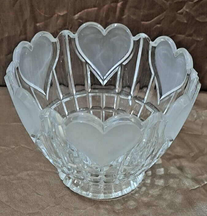 VTG FTDA 24% LEAD CRYSTAL 1986 VASE W/FROSTED SATIN HEARTS - MADE IN W. GERMANY VTG FTDA 24% LEAD CRYSTAL 1986 VASE W/FROSTED SATIN HEARTS - MADE IN W. GERMANY