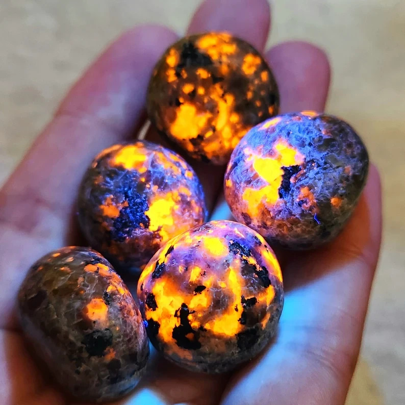 5pcs Natural Yooperlite Tumbled Polished Flame Stone UV Reactive Fire Stone 5pcs Natural Yooperlite Tumbled Polished Flame Stone UV Reactive Fire Stone