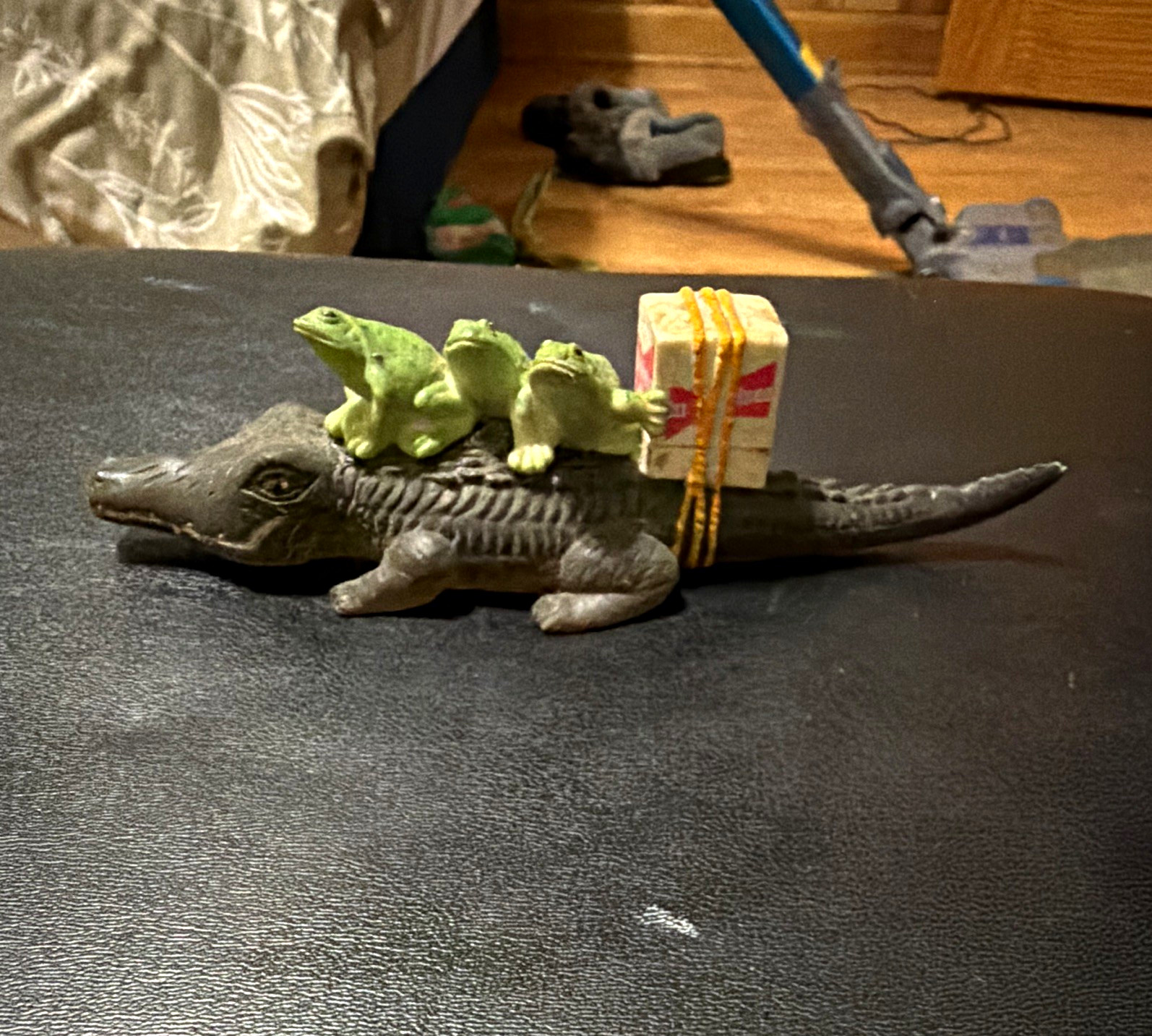 1996 Budweiser Beer Can Alligator Figurine with Frogs, Budweiser Collectible 1996 Budweiser Beer Can Alligator Figurine with Frogs, Budweiser Collectible