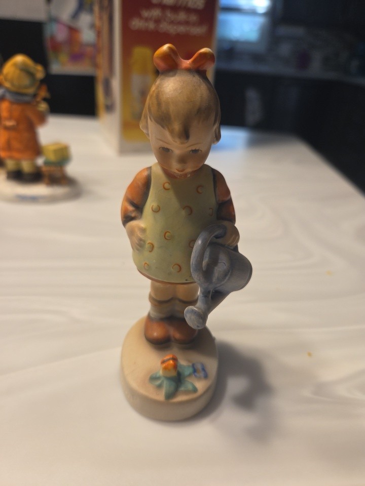RARE CROWN TMK1 Hummel "Little Gardener"