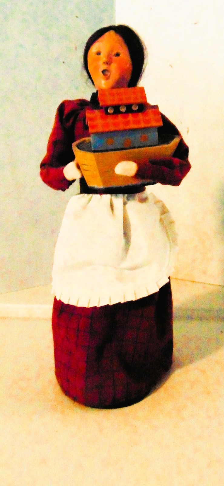 Byers Choice Carolers Woman with Ark 2006 Byers Choice Carolers Woman with Ark 2006