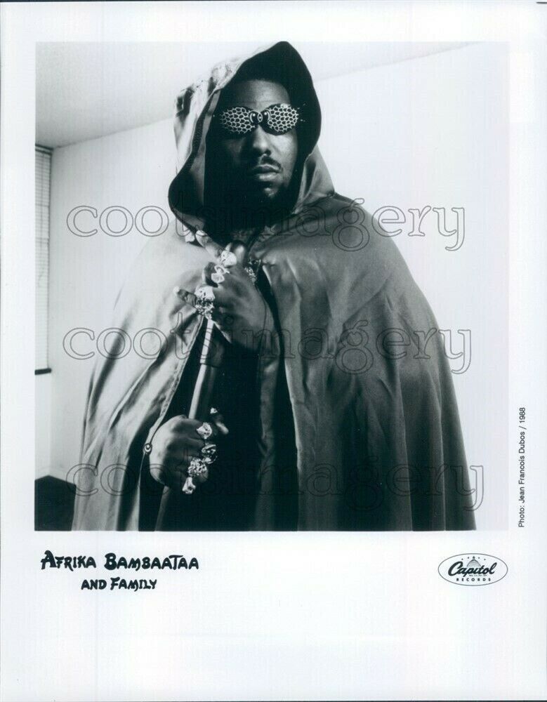 1988 Press Photo Rapper Pioneer Afrika Bambaataa Wearing Cape 1980s