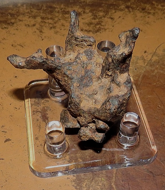 75 GM. LAS PALMAS CAMPO DEL CIELO METEORITE ; MUSEUM GD. PATINA STAND 75 GM. LAS PALMAS CAMPO DEL CIELO METEORITE ; MUSEUM GD. PATINA STAND