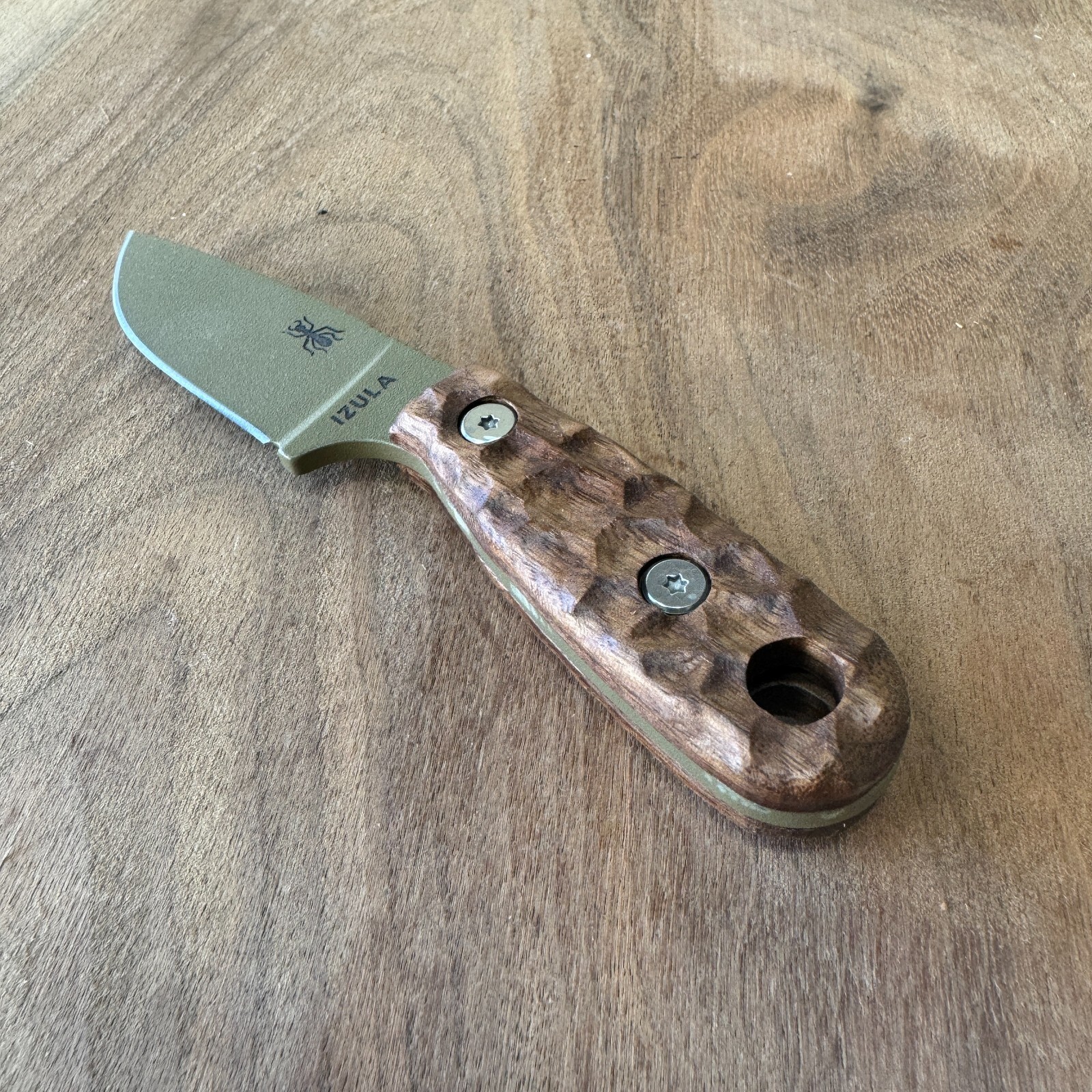 Royalcurl scales for ESEE Izula extended walnut (w/Hardware) Royalcurl scales for ESEE Izula extended walnut (w/Hardware)