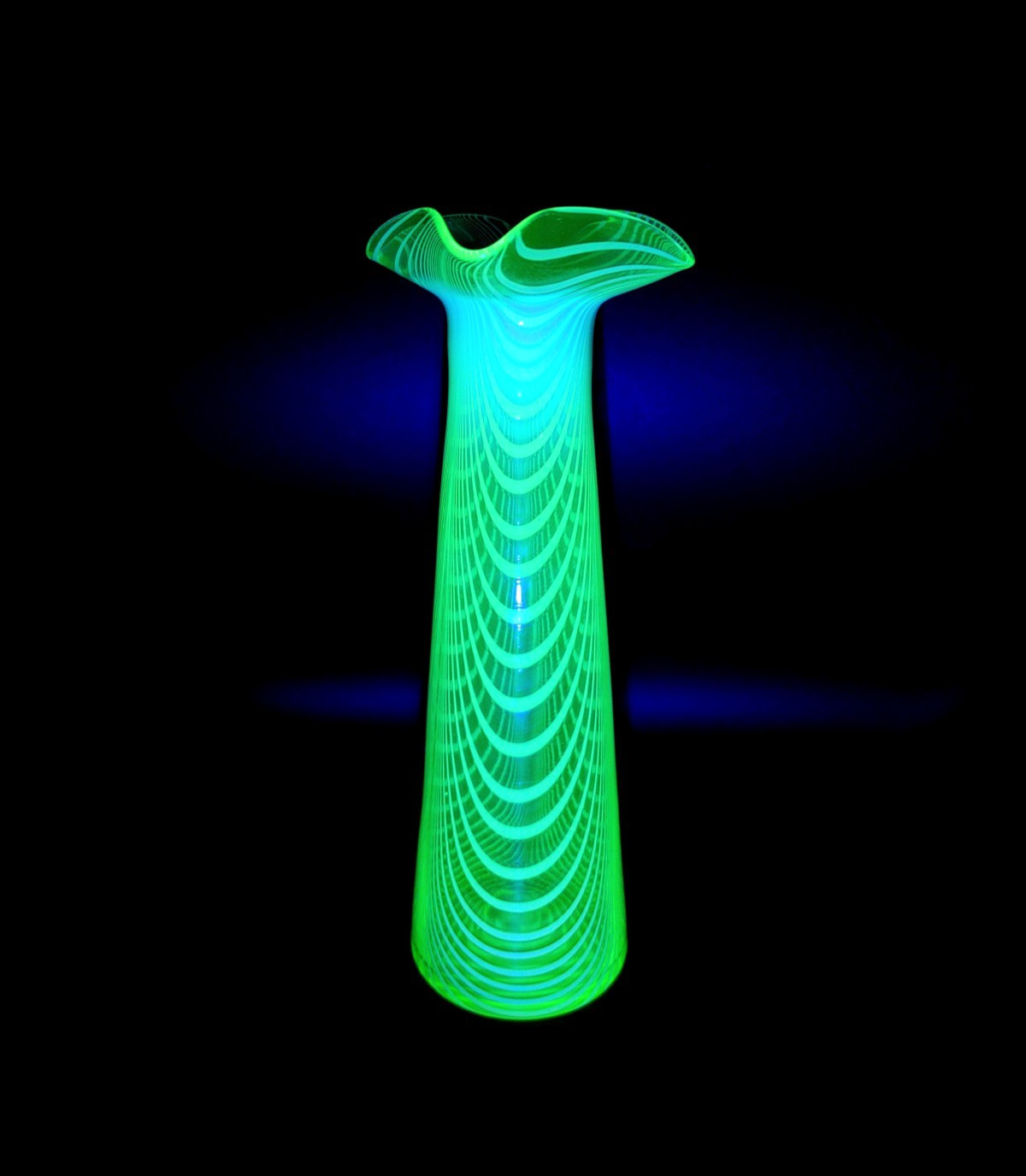 VINTAGE 10" STEVENS WILLIAM CREAMY ORANGE FEATHER CRIMPED RIM URANIUM GLASS VASE VINTAGE 10" STEVENS WILLIAM CREAMY ORANGE FEATHER CRIMPED RIM URANIUM GLASS VASE
