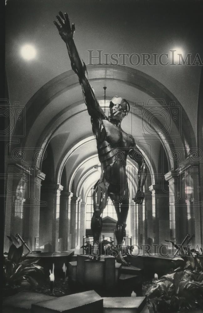 1971 Press Photo Metal statue of man adorns corridor in Milwaukee courthouse 1971 Press Photo Metal statue of man adorns corridor in Milwaukee courthouse