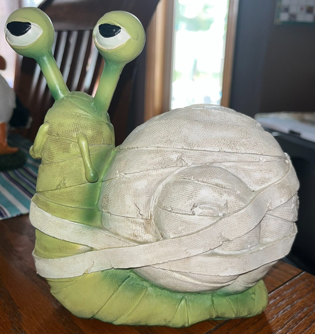 GREEN & WHITE SNAIL MUMMY HALLOWEEN DECOR SPOOKY GOTHIC SCULPTURE GREEN & WHITE SNAIL MUMMY HALLOWEEN DECOR SPOOKY GOTHIC SCULPTURE