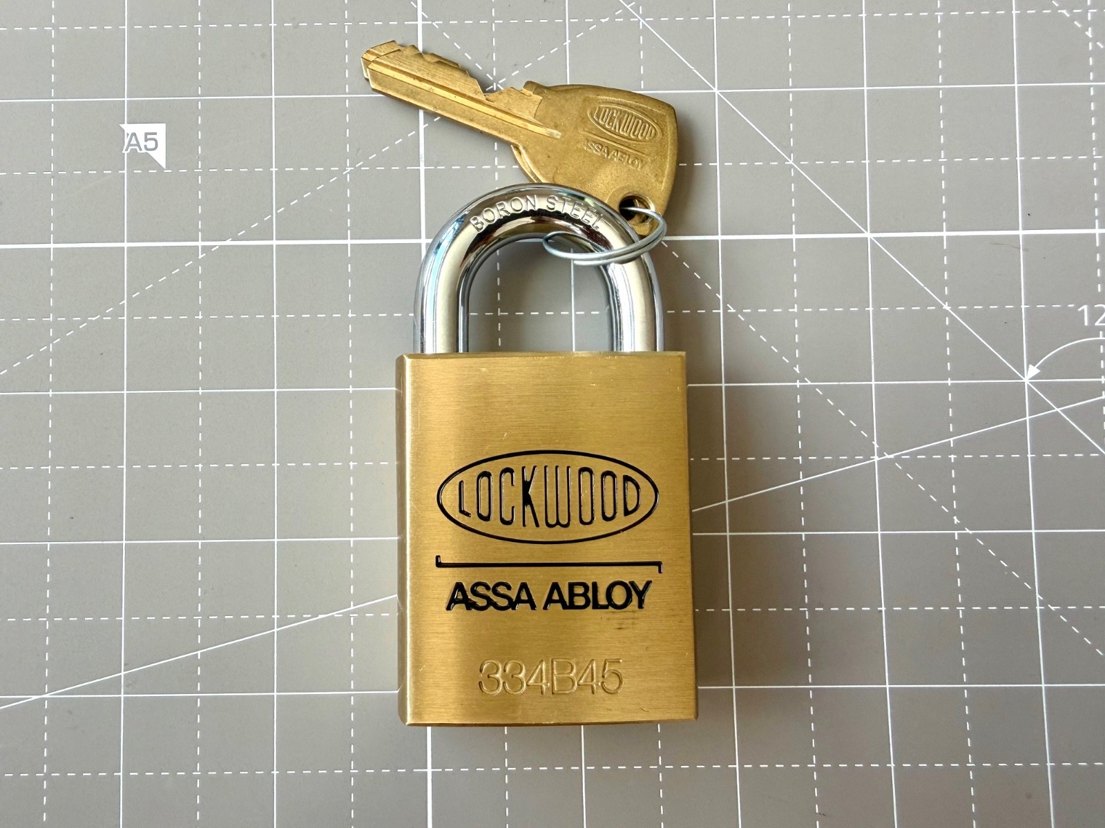 Lockwood 334B45 Padlock - Two original Keys - 334B45/119/KD Lockwood 334B45 Padlock - Two original Keys - 334B45/119/KD