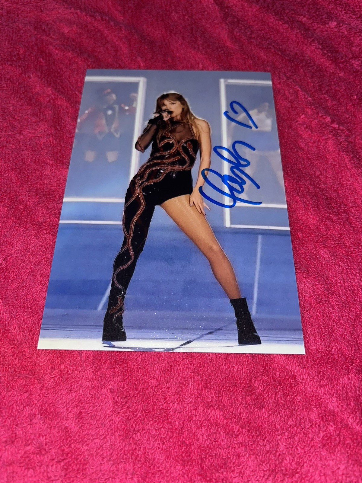 taylor swift autograph dedication photo taylor swift autograph dedication photo