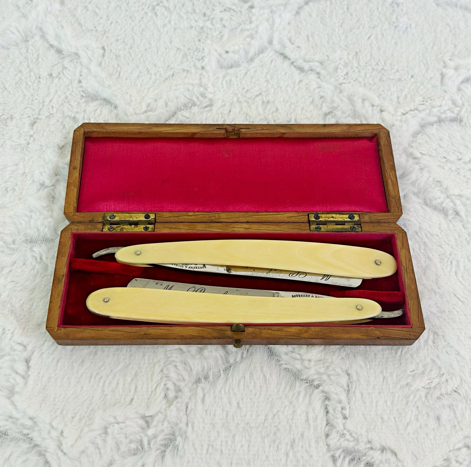 Antique Straight Razors Southern & Richardson Sheffield Engraved w/ Case Antique Straight Razors Southern & Richardson Sheffield Engraved w/ Case