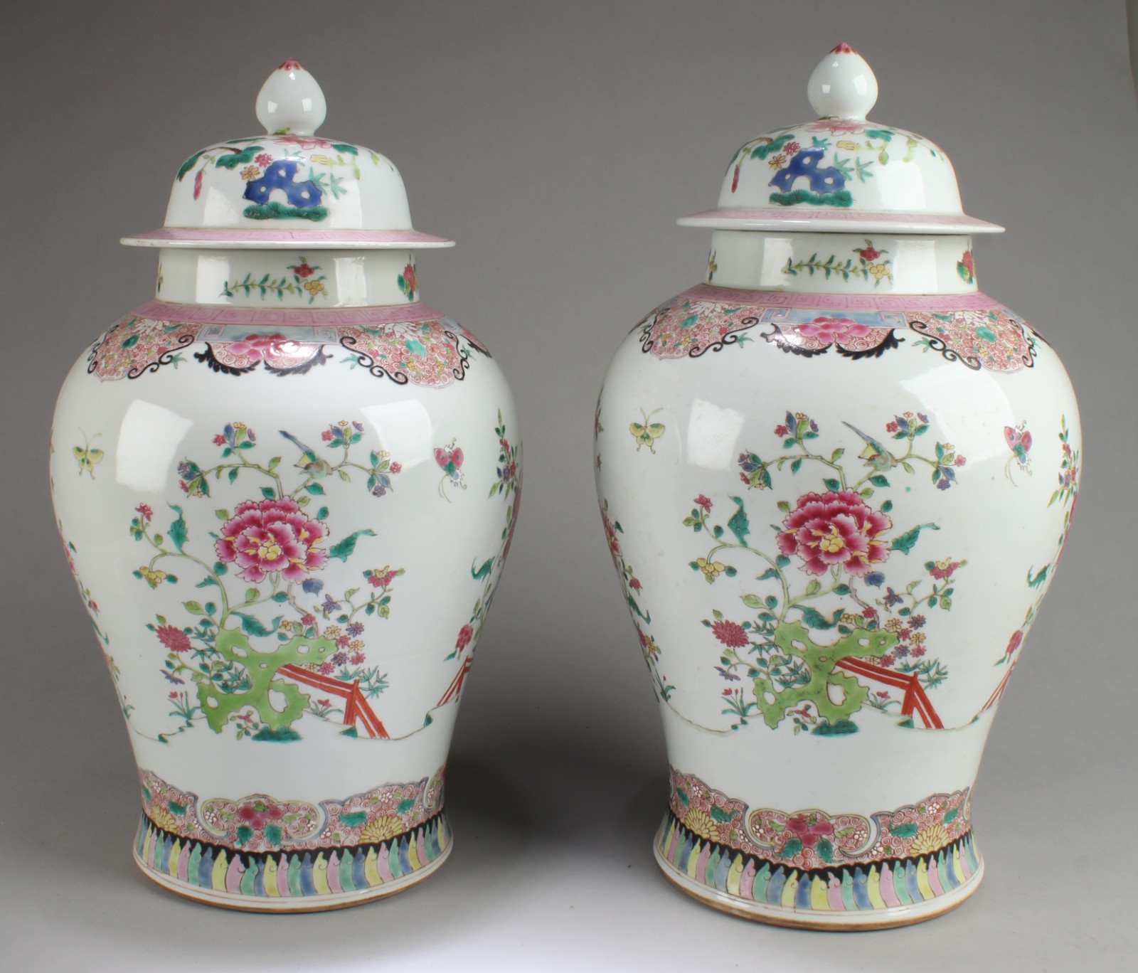 A Pair of Chinese Porcelain Jars with Lid A Pair of Chinese Porcelain Jars with Lid