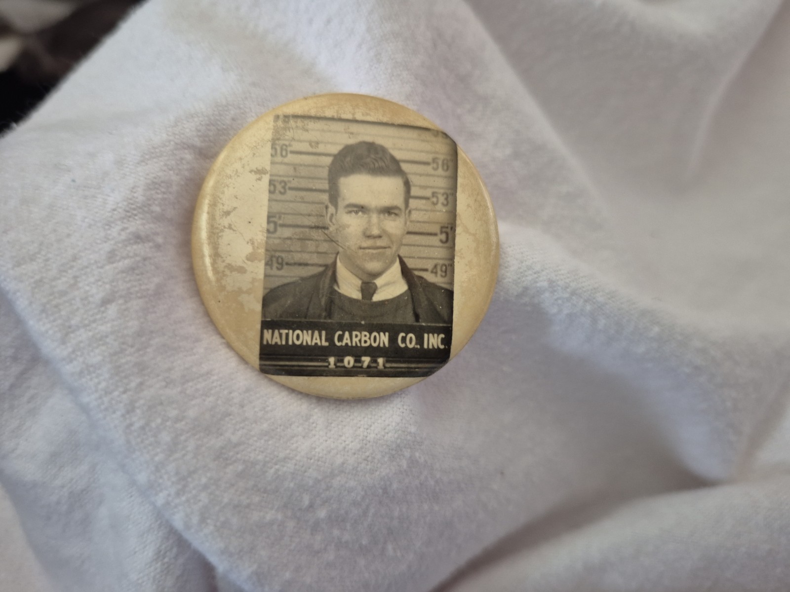VINTAGE WW2 ERA? NATIONAL CARBON CO. EMPLOYEE PIN BADGE WITH PHOTO VINTAGE WW2 ERA? NATIONAL CARBON CO. EMPLOYEE PIN BADGE WITH PHOTO
