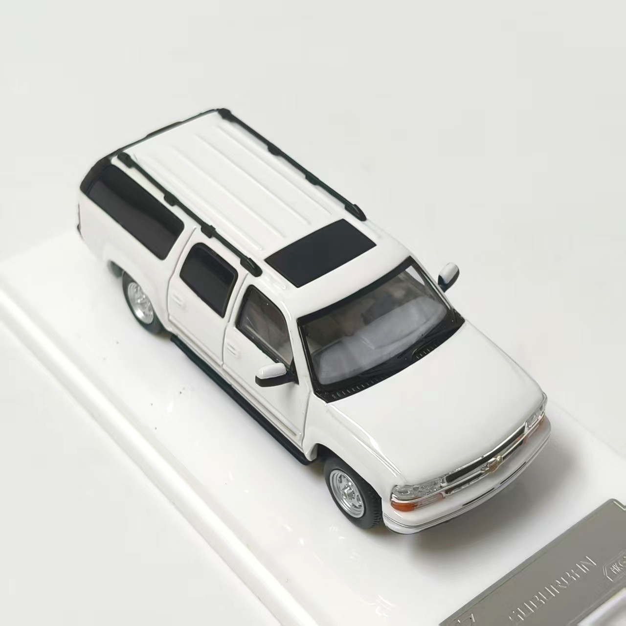 1:64 Diecast Alloy Model 2003 Suburban White Classic Collectible Display