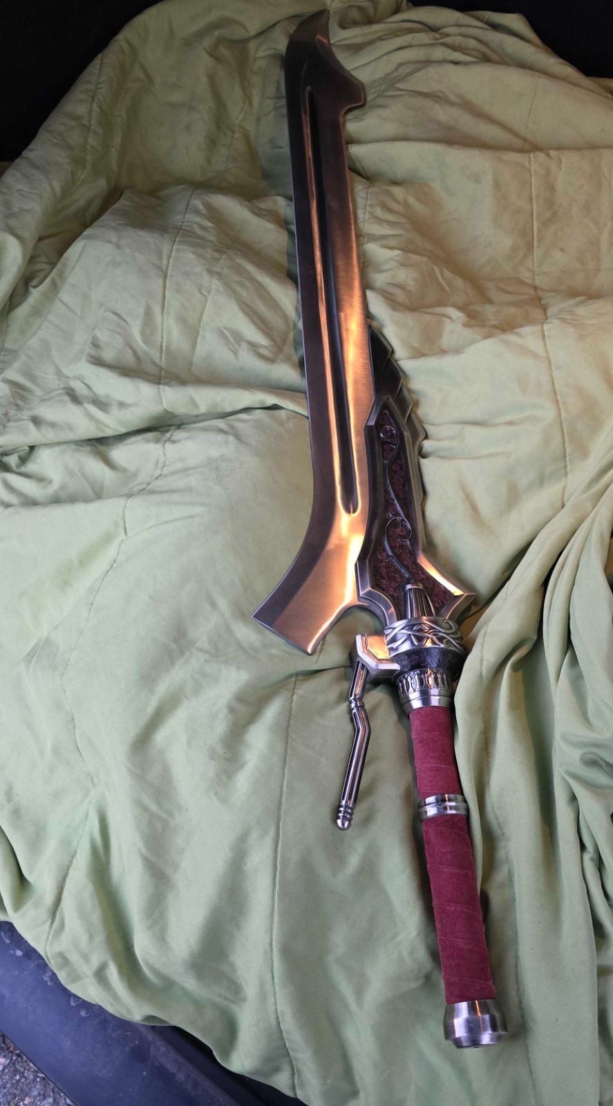 Devil May Cry 4 "RED QUEEN" Replica by UNITED CUTLERY (2009) Devil May Cry 4 "RED QUEEN" Replica by UNITED CUTLERY (2009)