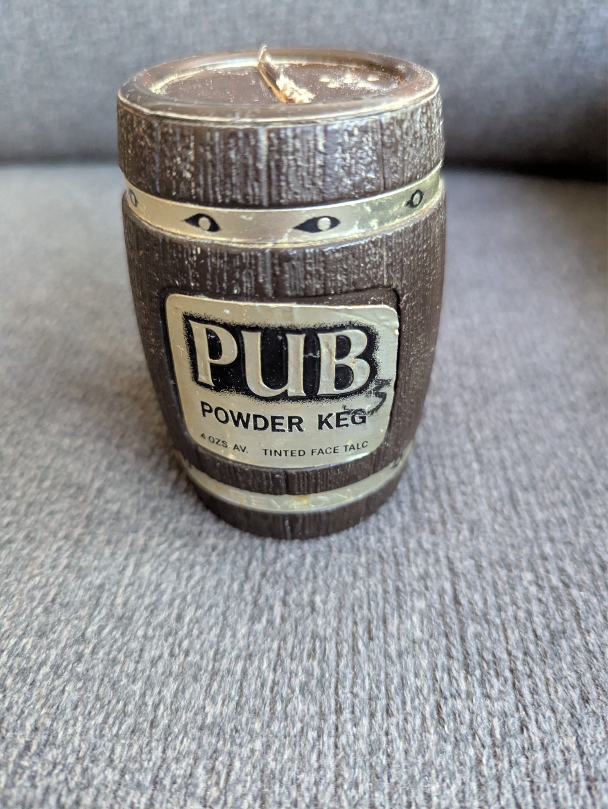 Vintage 1960s Revlon Pub Powder Keg Men Tinted Face Talc Cosmetic Barrel - FULL Vintage 1960s Revlon Pub Powder Keg Men Tinted Face Talc Cosmetic Barrel - FULL