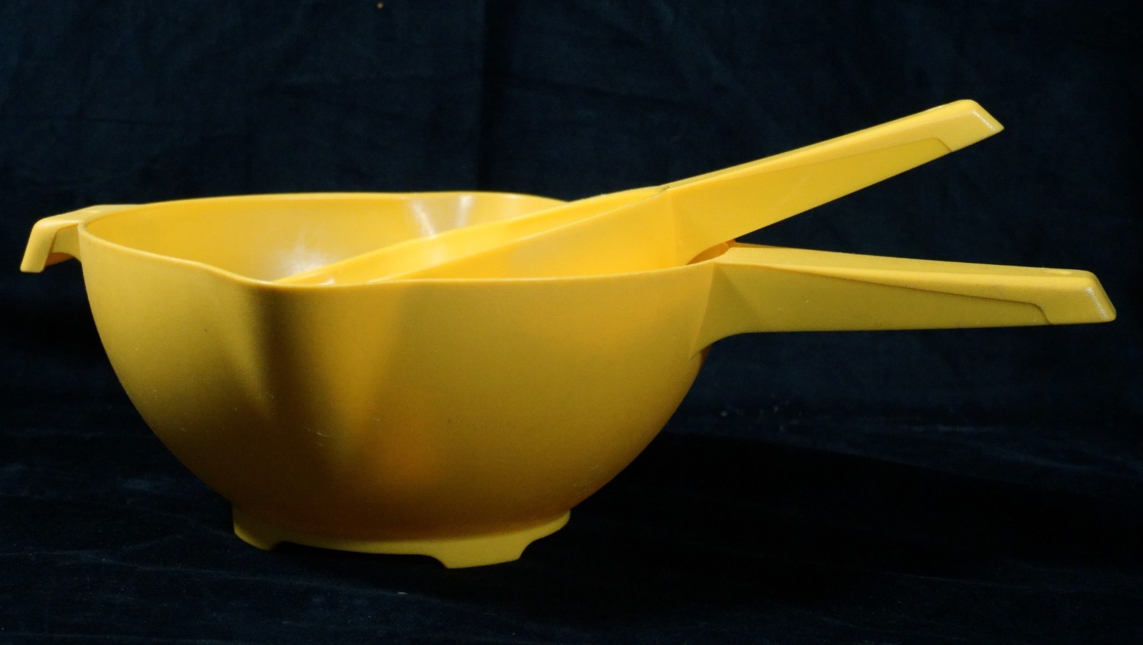 Vintage Tupperware Colanders Yellow Strainer 2 Piece Set (A3) Vintage Tupperware Colanders Yellow Strainer 2 Piece Set (A3)