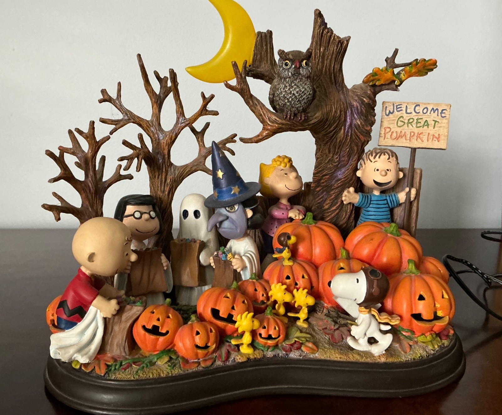 Peanuts The Danbury Mint ‘Welcome, Great Pumpkin’ Lighted Sculpture Halloween Peanuts The Danbury Mint ‘Welcome, Great Pumpkin’ Lighted Sculpture Halloween