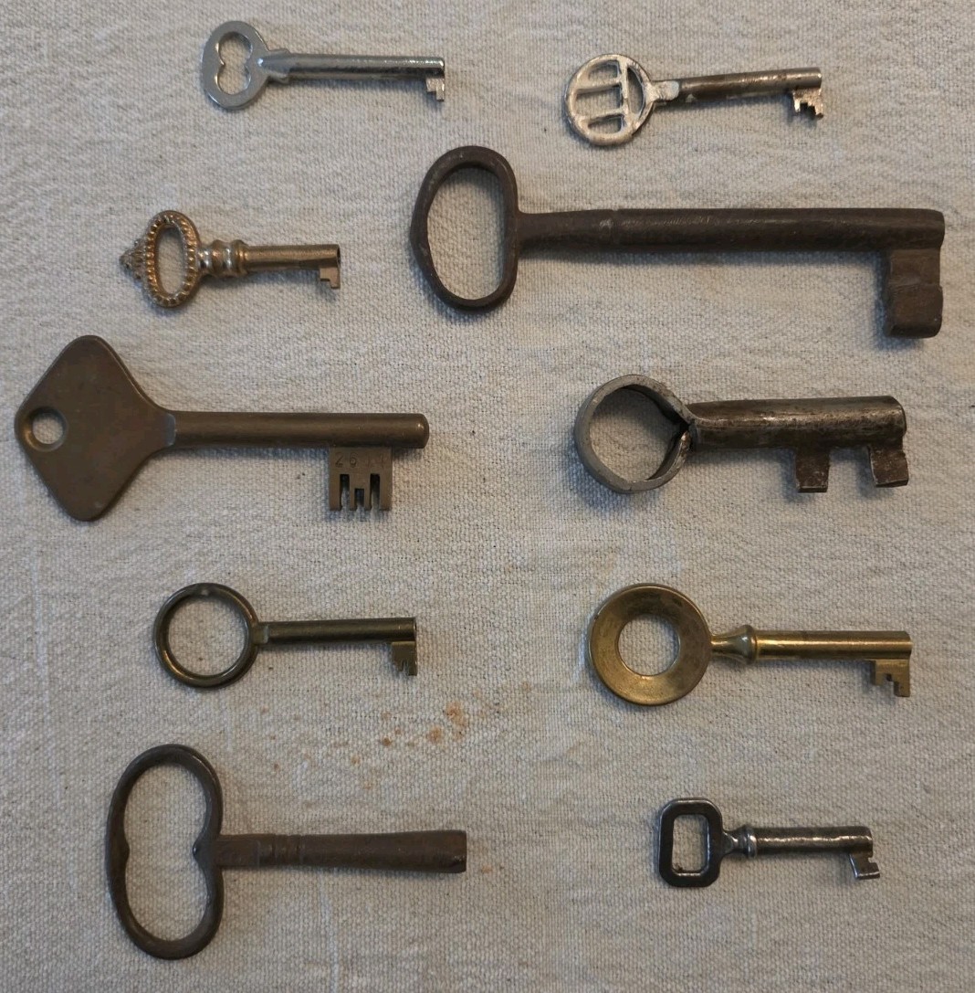 10 Antique Vintage Keys Lot Skeleton Warded Brass Iron Door Cabinet Clock 2611 10 Antique Vintage Keys Lot Skeleton Warded Brass Iron Door Cabinet Clock 2611