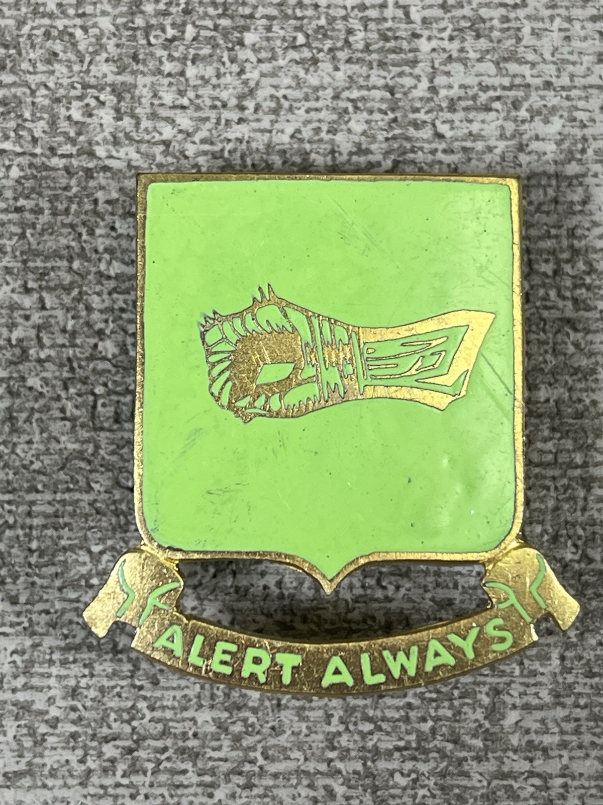 US Army 731st MP Military Police DI DUI Crest Pin US Army 731st MP Military Police DI DUI Crest Pin