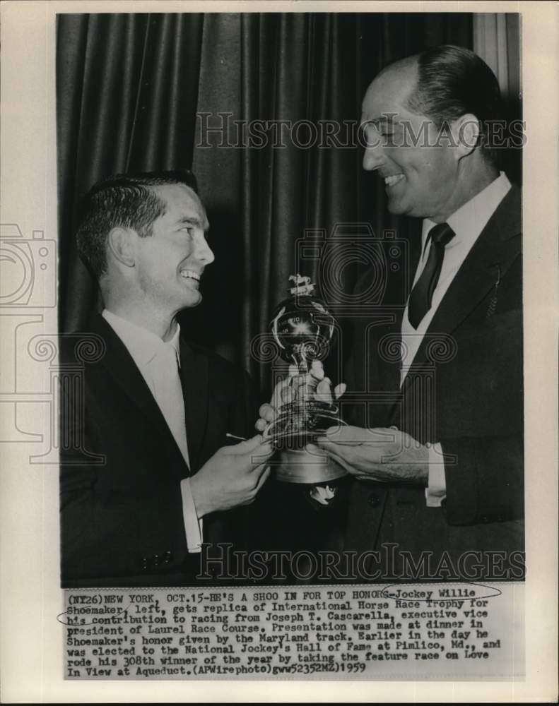 1959 Press Photo Willie Shoemaker, Jos. Cascarella, with Int'l Horse Race Trophy 1959 Press Photo Willie Shoemaker, Jos. Cascarella, with Int'l Horse Race Trophy