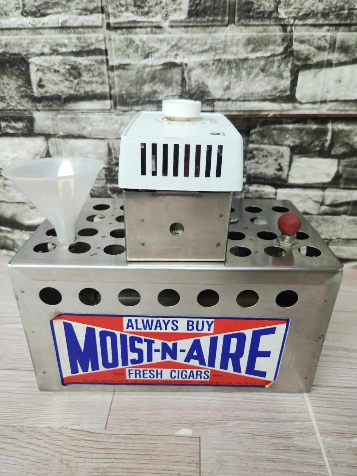 Working VINTAGE RANCO MOIST-N-AIRE CIGAR HUMIDIFIER. Working VINTAGE RANCO MOIST-N-AIRE CIGAR HUMIDIFIER.