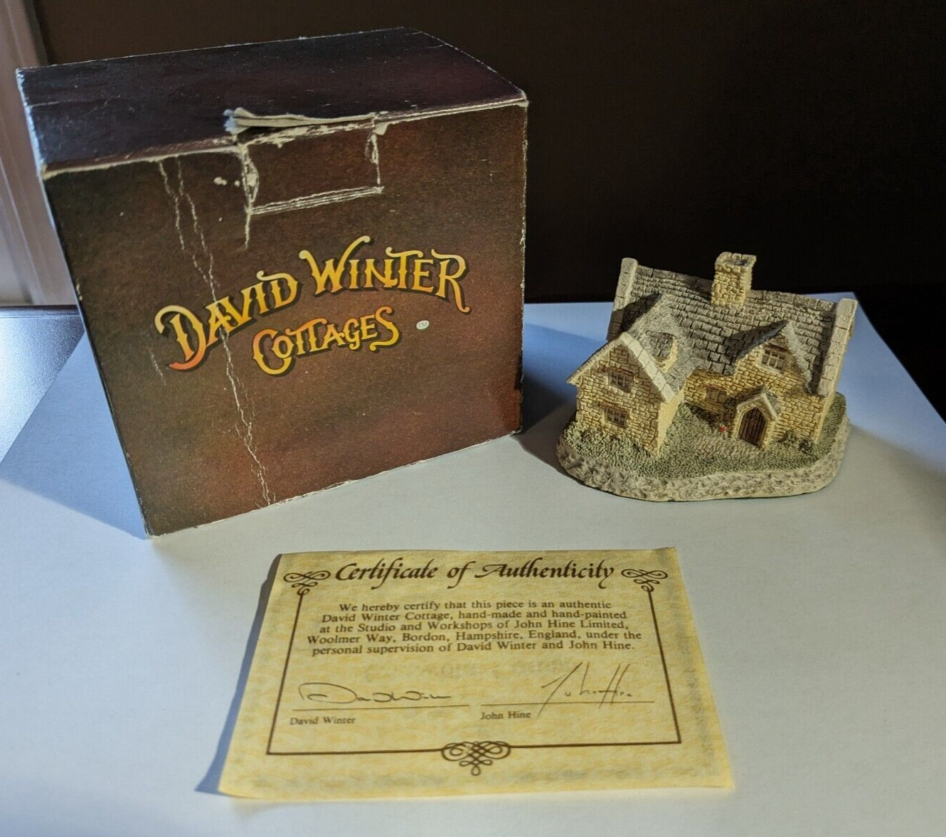 David Winter  - Cotswold Cottage 1982 - Hand made and painted with COA & box